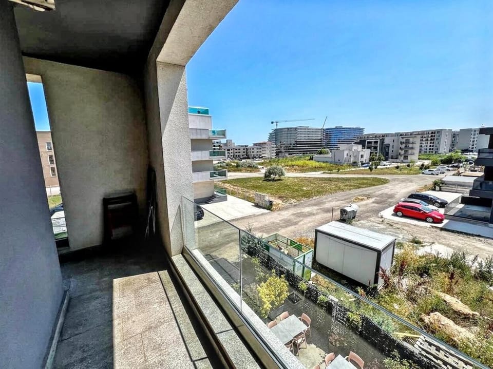 Property building, Day, Neighbourhood, City view, Street view, Location, Parking