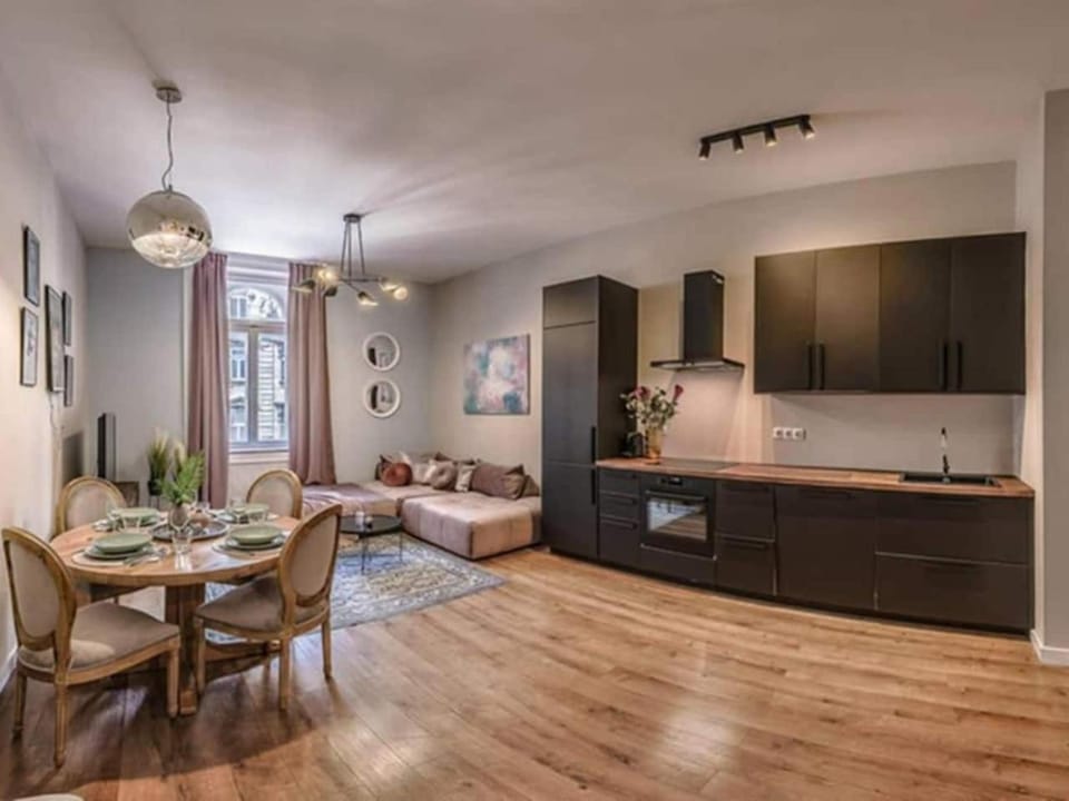 TV and multimedia, Kitchen or kitchenette, Living room, Dining area, oven, stove