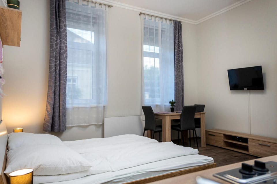 Bed, TV and multimedia, Photo of the whole room, Bedroom