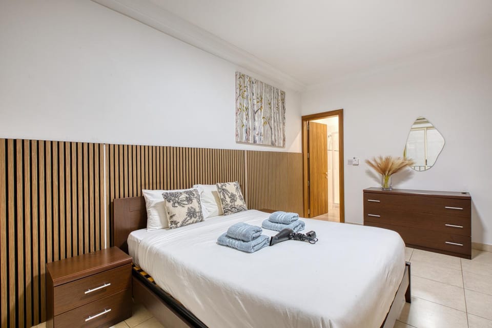 Large seafront 3 bedroom apartment in the heart of Sliema - MMAI1-2 Apartment in Sliema