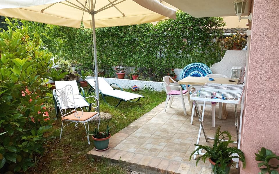 Garden, Seating area, Dining area