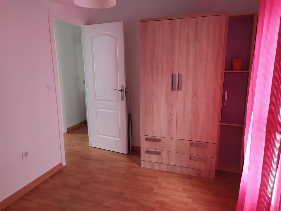 Photo of the whole room, Bedroom, wardrobe