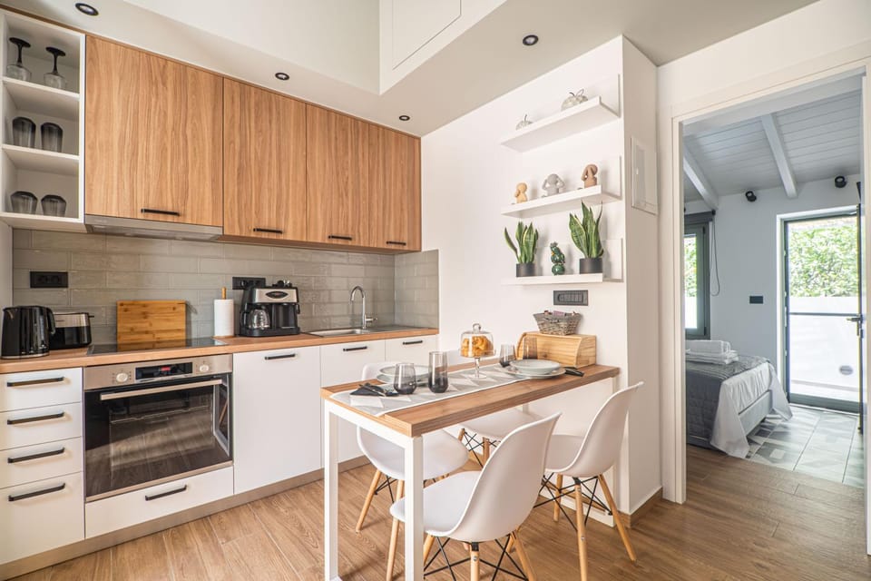Dining area, kitchen