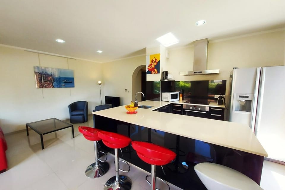 Kitchen or kitchenette, Living room, Seating area, Dining area, stove