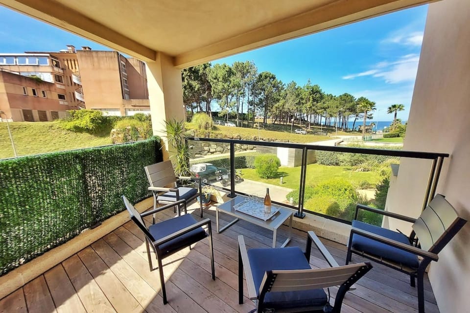 Property building, Balcony/Terrace, Seating area, Dining area, Garden view