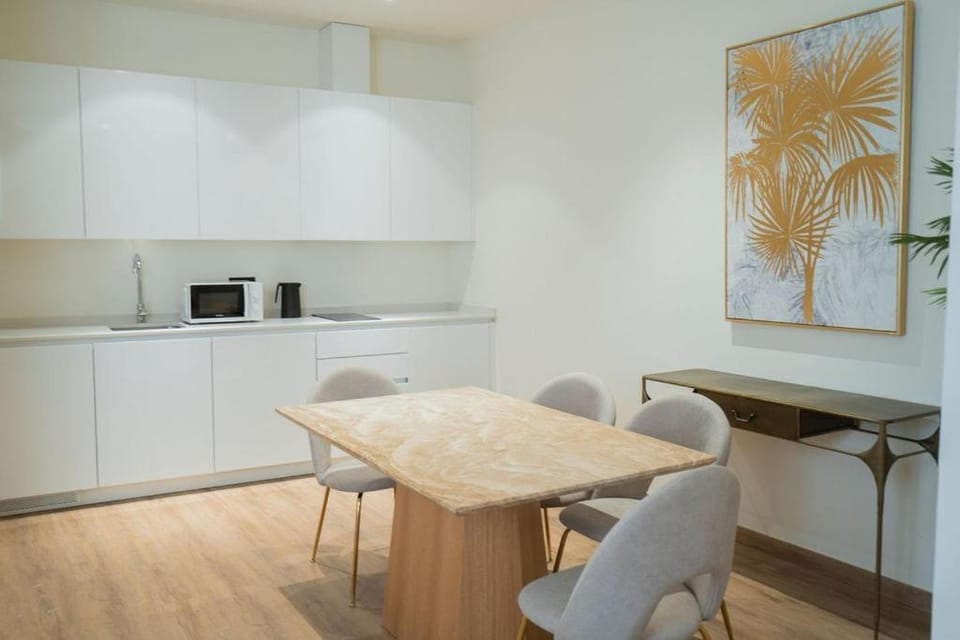 Kitchen or kitchenette, Dining area, minibar