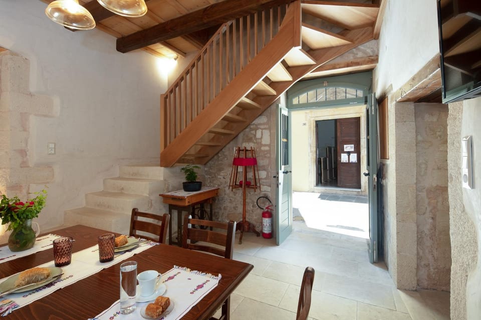 Neighbourhood, Photo of the whole room, Dining area