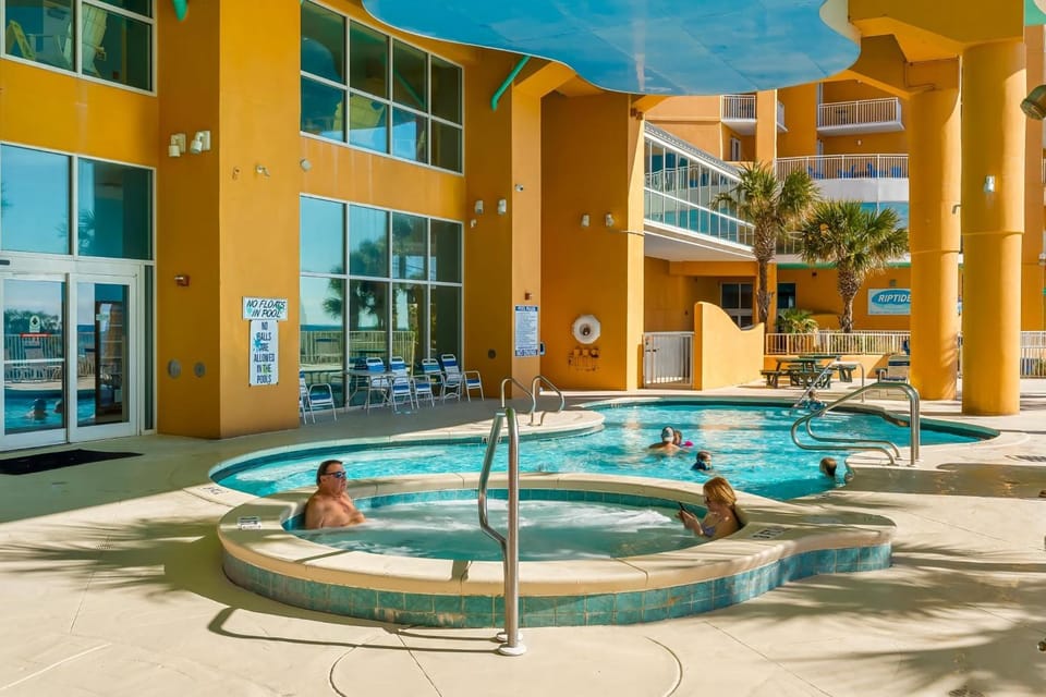Property building, Day, Hot Tub, Balcony/Terrace, Pool view, Swimming pool, sunbed