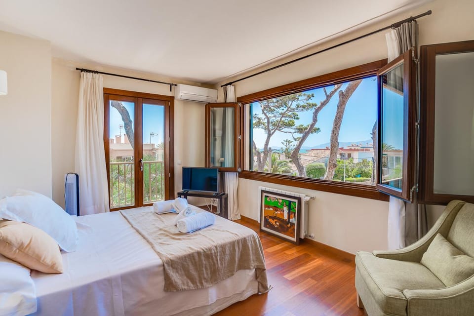 Bed, TV and multimedia, Photo of the whole room, Sea view