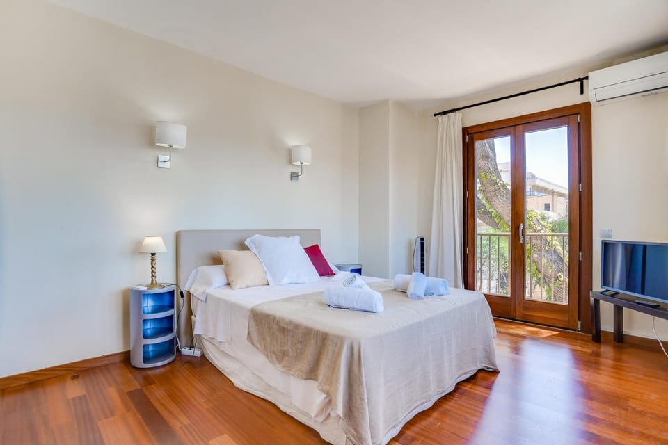 Bed, TV and multimedia, Bedroom, Garden view