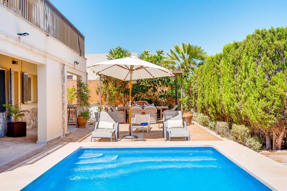 Pool view, Swimming pool, sunbed