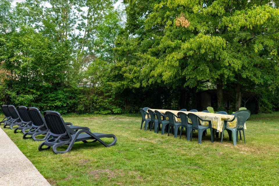 Dining area, Garden view, sunbed