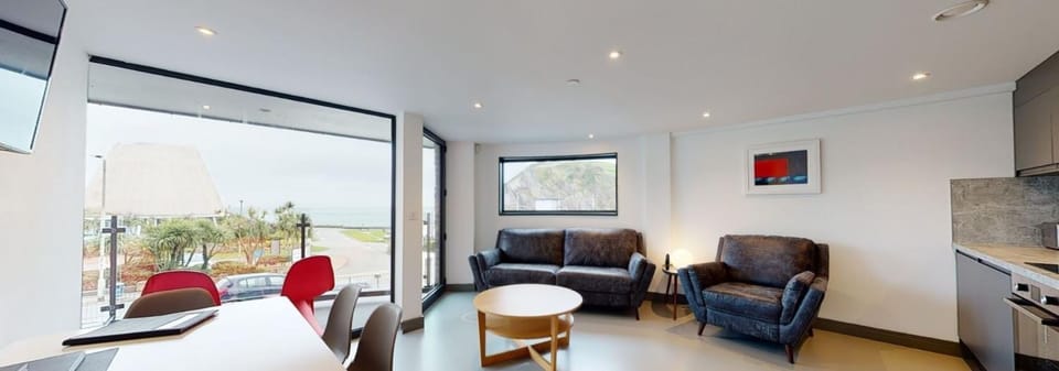2 The View apartments Ilfracombe - Seafront, Parking, Lift, EV Apartment in Ilfracombe