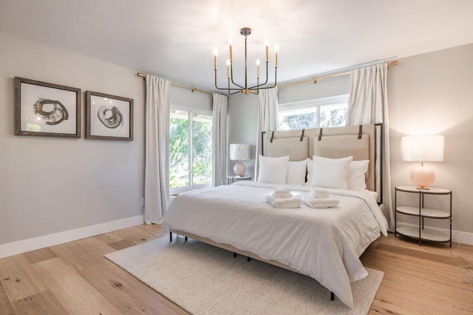 Bed, Photo of the whole room, Decorative detail, Bedroom, towels