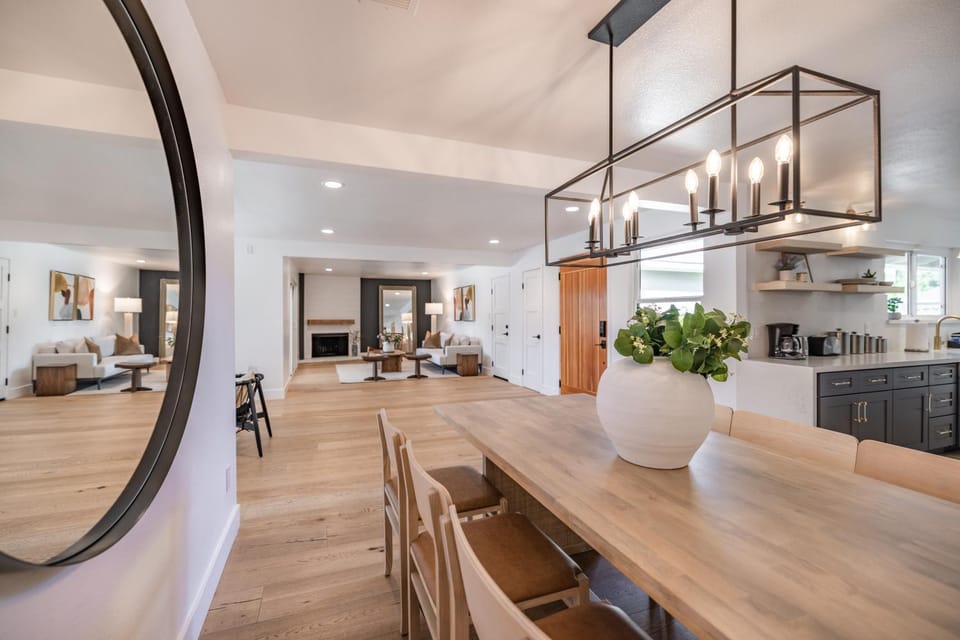 Kitchen or kitchenette, Living room, Seating area, Dining area