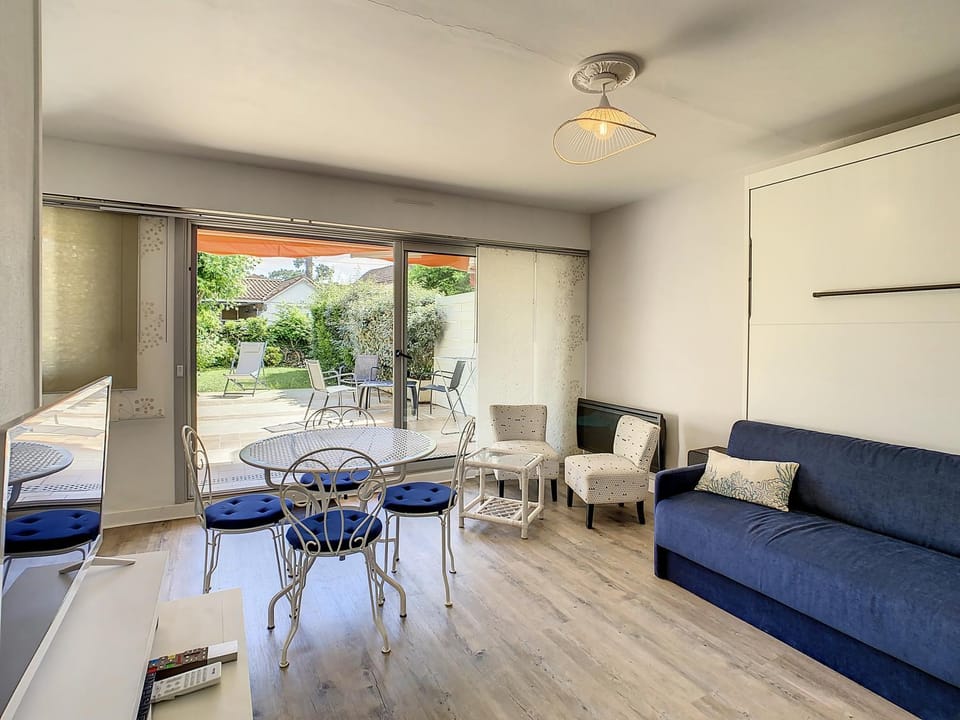 Garden, Living room