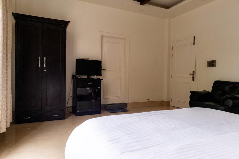 Bed, TV and multimedia, Photo of the whole room, Bedroom, wardrobe