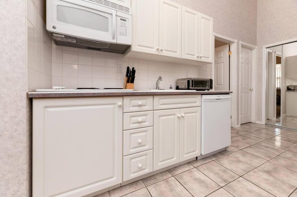 Cozy Fairmont Hot Springs 1BR Condo House in British Columbia