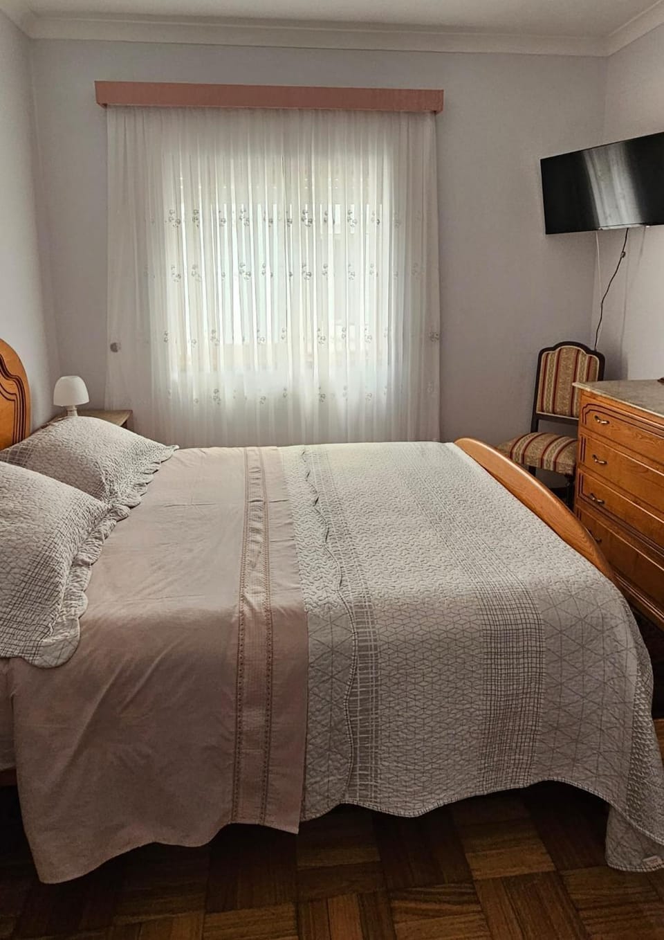 Bed, TV and multimedia, Photo of the whole room, Bedroom