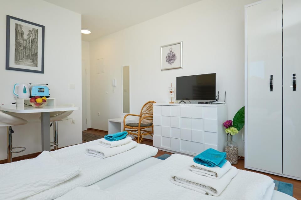 Bed, TV and multimedia, Bedroom
