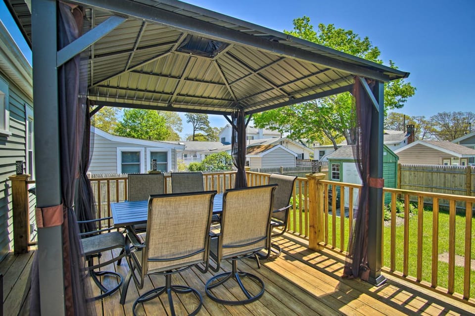 Walk to Swift's Beach! Classic Cottage w/ Deck House in Marion