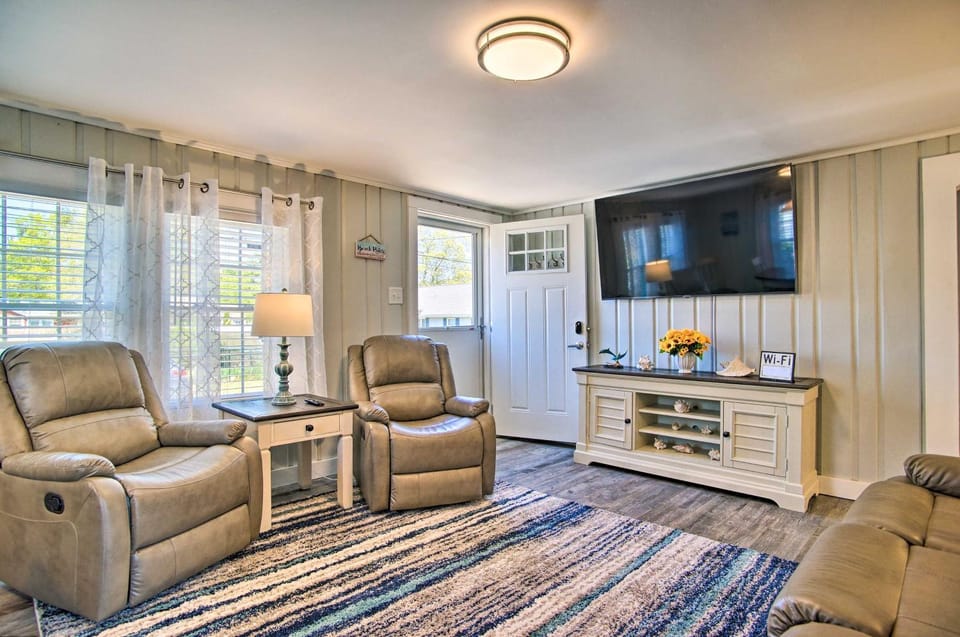 Walk to Swift's Beach! Classic Cottage w/ Deck House in Marion