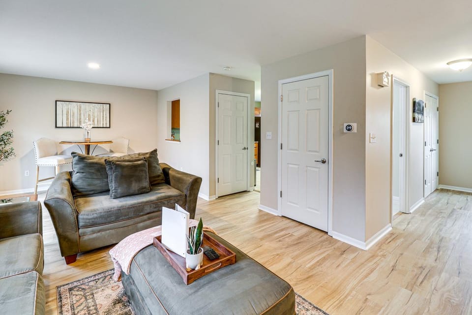 Family Getaway 16 Mi to Pittsburgh! House in Monroeville