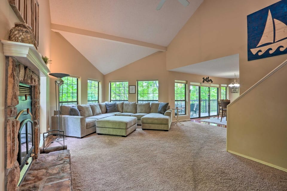 Beaver Lake Retreat w/ Deck & Private Hot Tub House in Beaver Lake