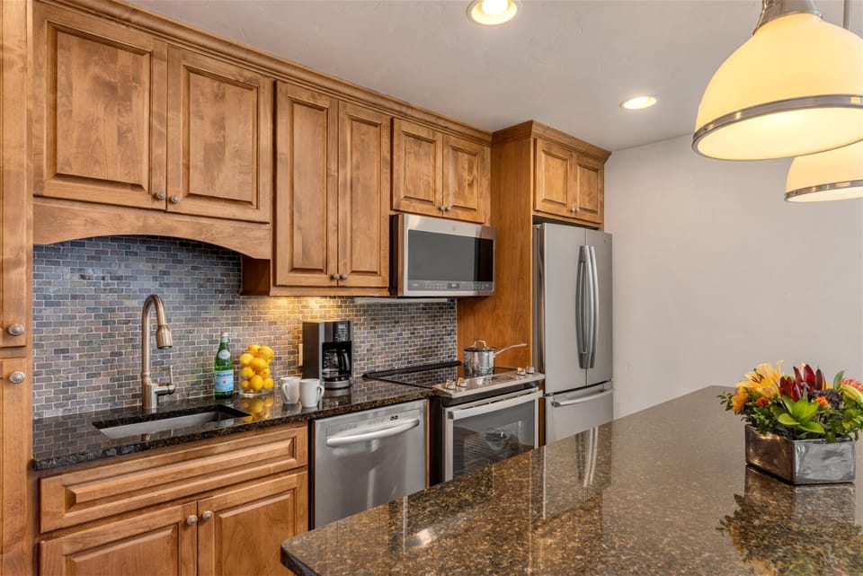 Luxury 1 Bedroom Mountain Vacation Rental, 100 Yards To Gondola In Lionshead Village Apartment in Vail