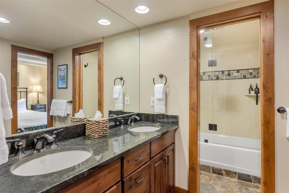 Luxury 2 Bedroom Lionshead Village Condo, Short Walk To Gondola House in Vail