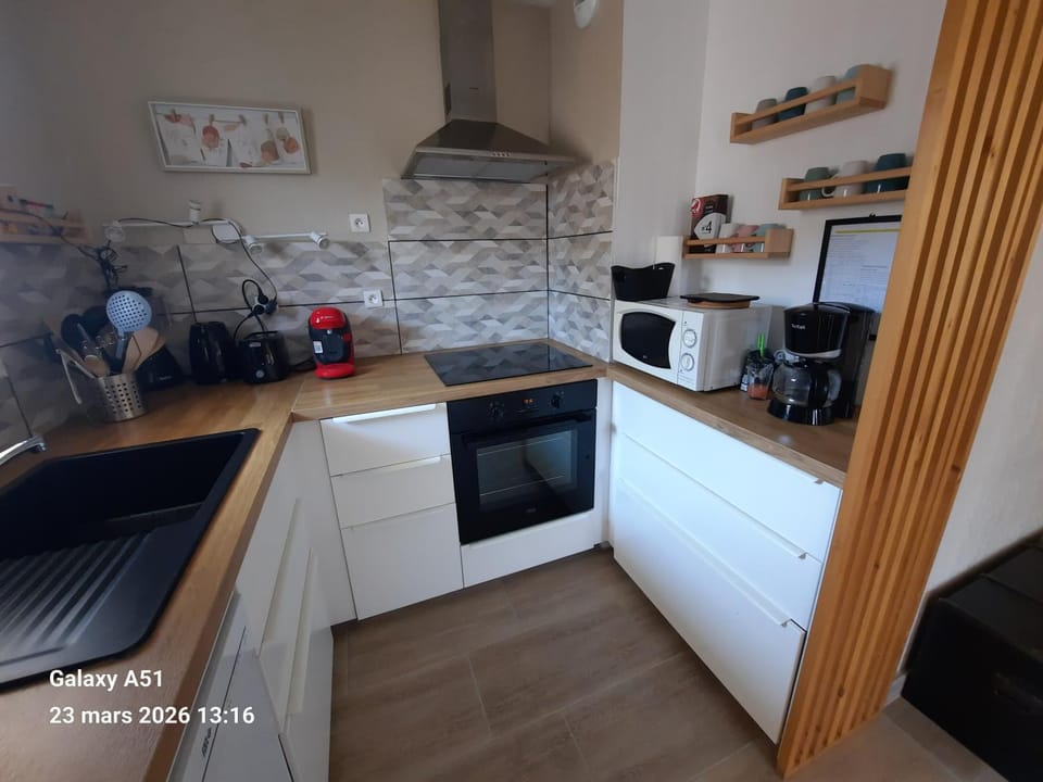 Coffee/tea facilities, Kitchen or kitchenette, dishwasher, stove, toaster
