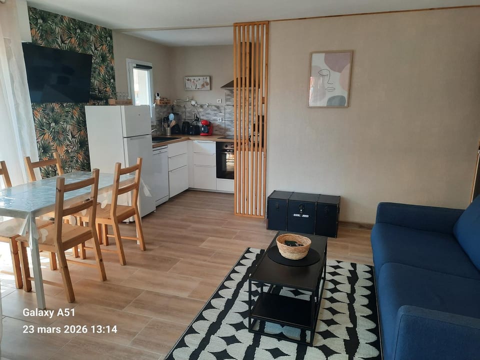 Kitchen or kitchenette, Seating area