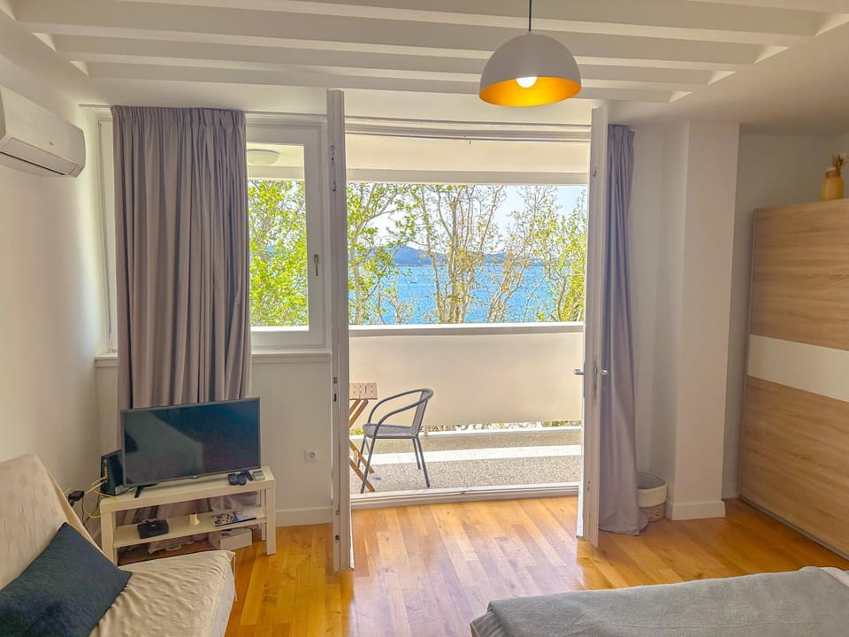 Bed, TV and multimedia, Seating area, Bedroom