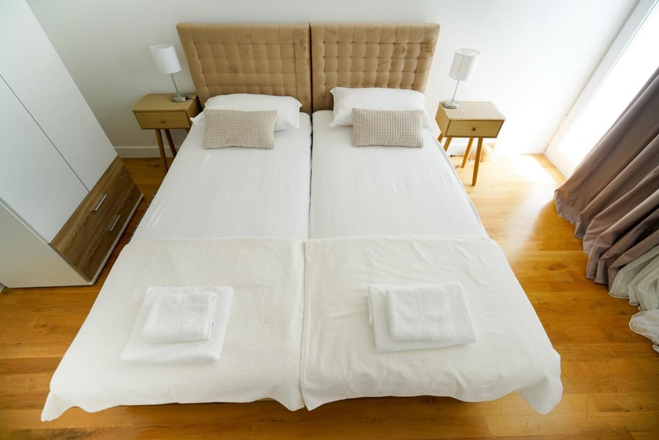 Bed, Bedroom, towels