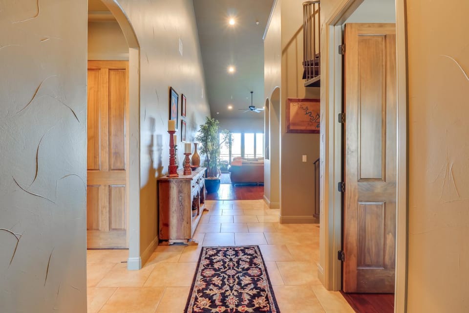 Top-Floor Lake-View Condo w/ Boat Dock Access House in Point Venture