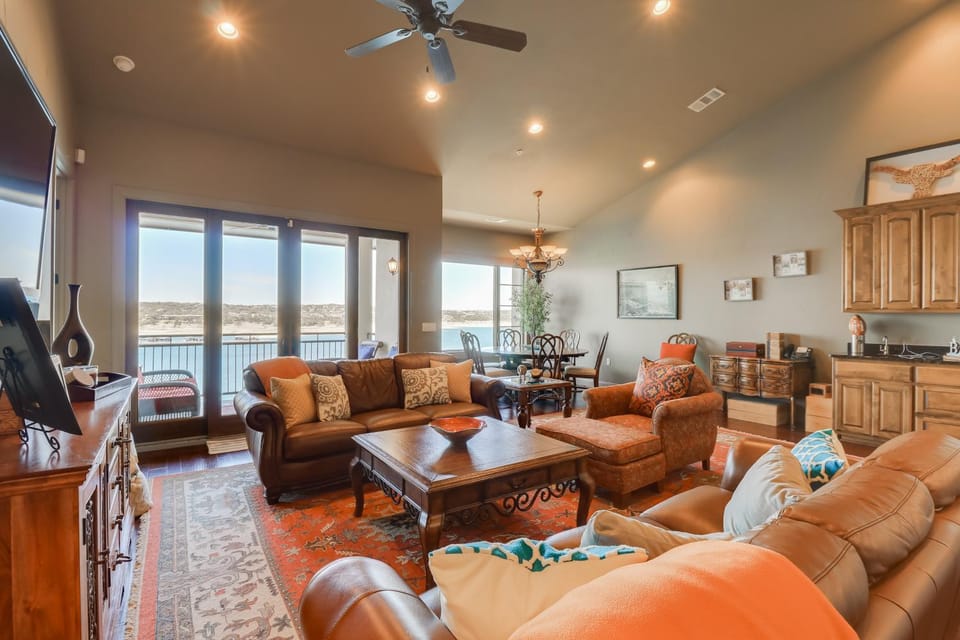 Top-Floor Lake-View Condo w/ Boat Dock Access House in Point Venture