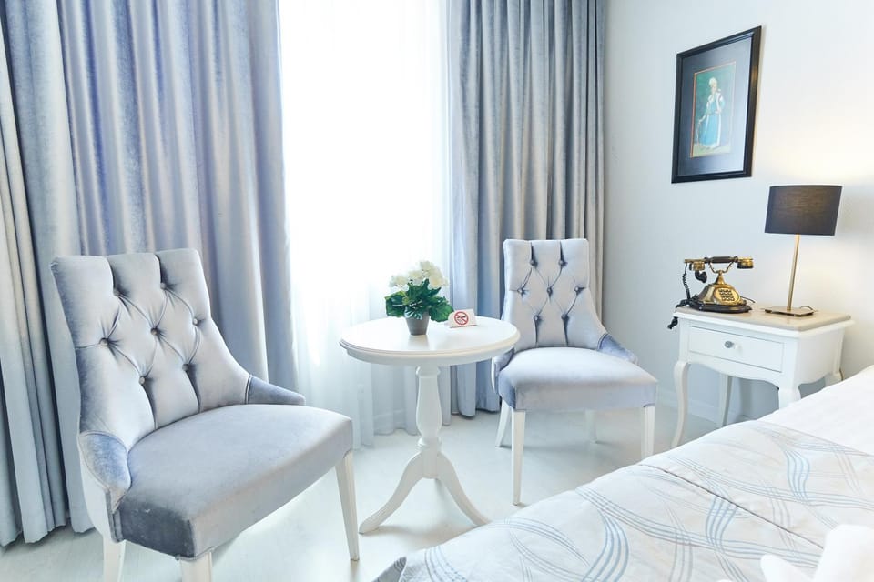 Bed, Seating area, Bedroom, hair dresser