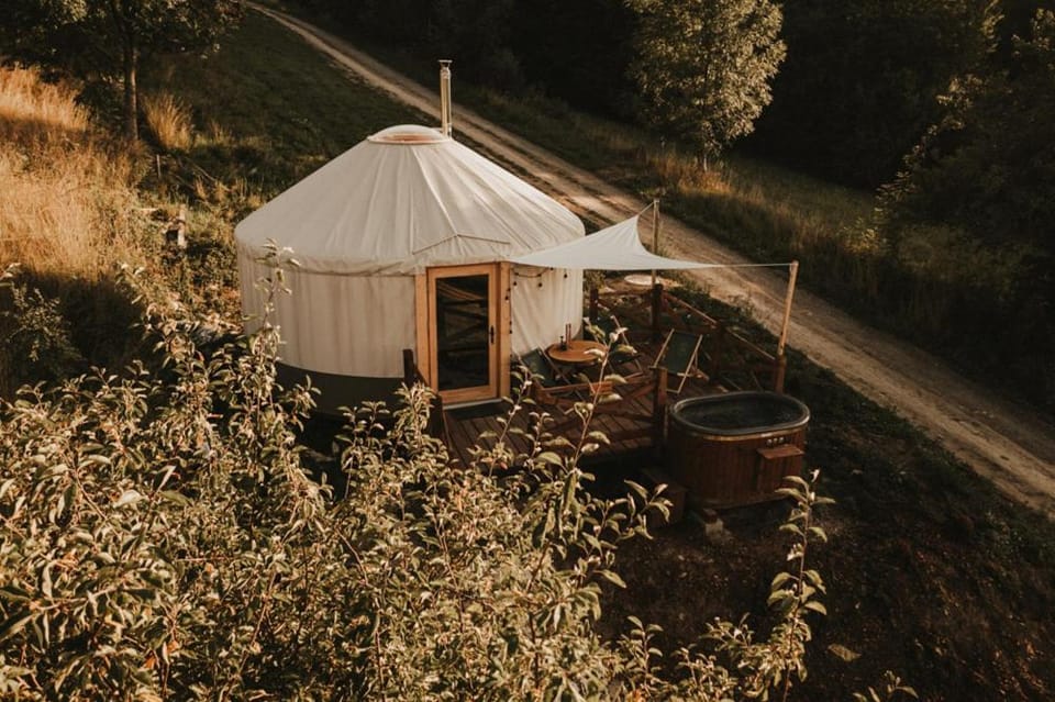 Dzikolas Glamping & Spa - Jurty z prywatnym jacuzzi Luxury tent in Lviv Oblast