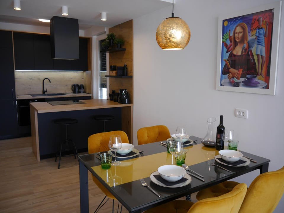 Kitchen or kitchenette, Dining area