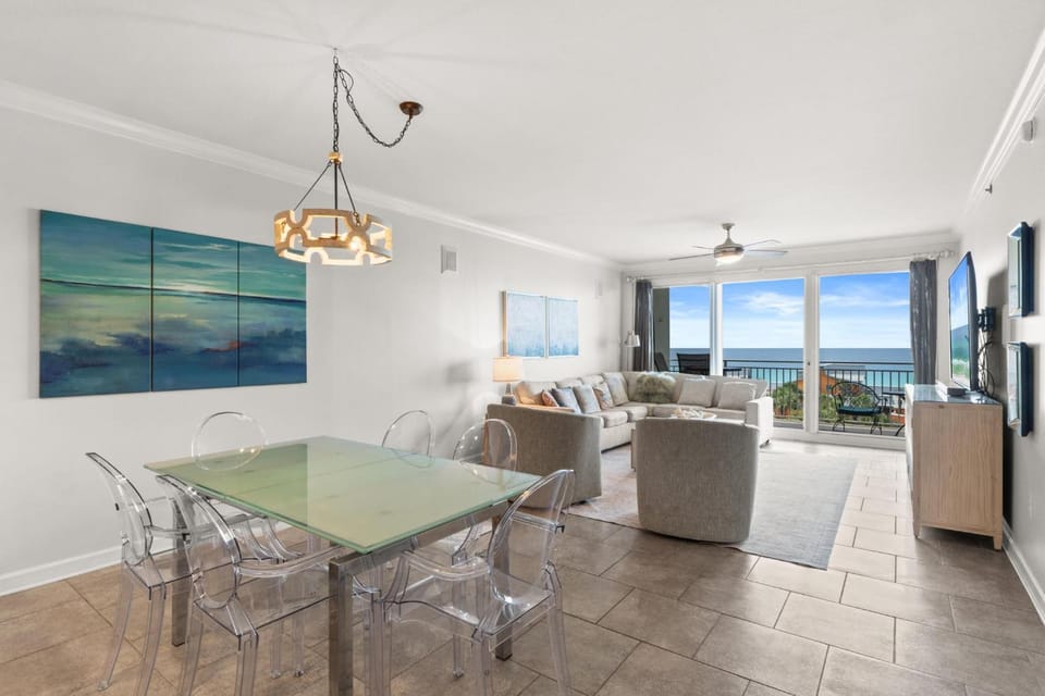 TV and multimedia, View (from property/room), Balcony/Terrace, Living room, Decorative detail, Seating area, Dining area, Sea view