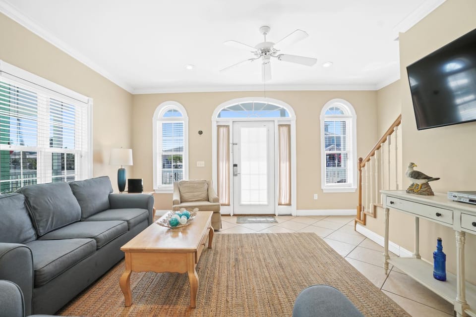 TV and multimedia, View (from property/room), Living room, Decorative detail, Seating area, fireplace, locker, air conditioner