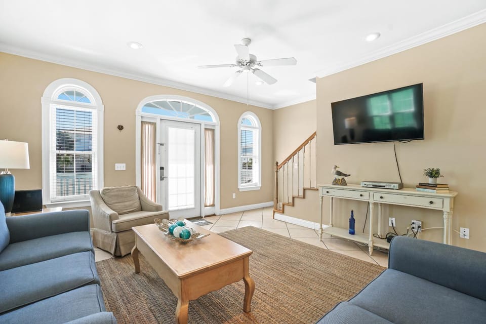 TV and multimedia, Living room, Decorative detail, Seating area, fireplace, locker, air conditioner
