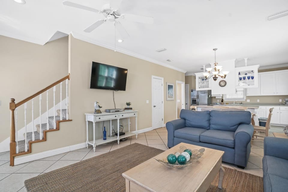 TV and multimedia, Living room, Decorative detail, Seating area, Dining area, fireplace, locker, kitchen, air conditioner