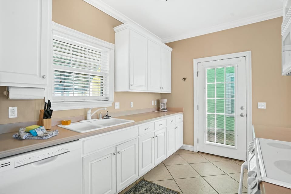 Coffee/tea facilities, Decorative detail, Area and facilities, dishwasher, minibar, pet friendly, stove, kitchen