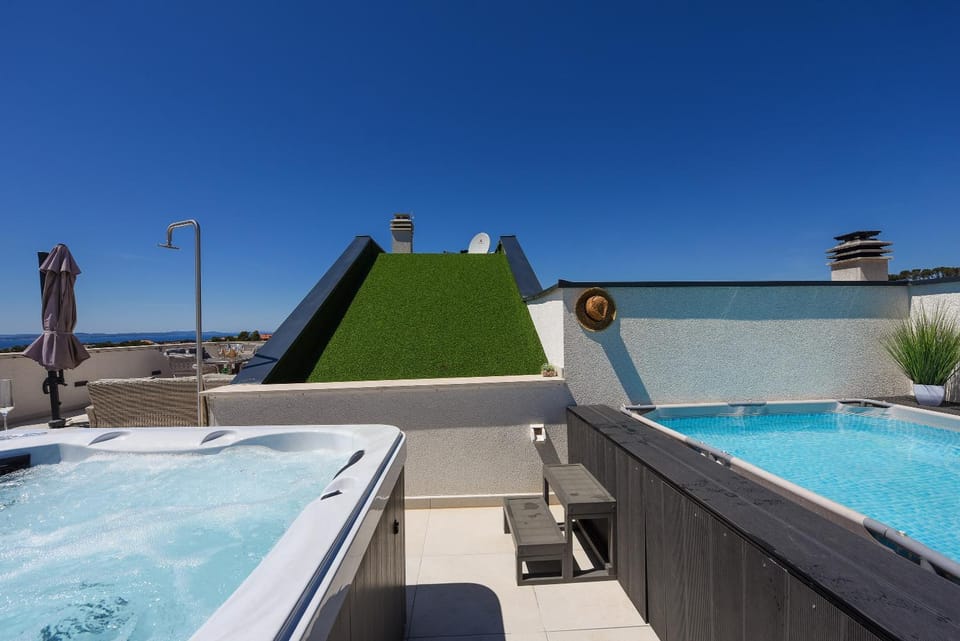 Hot Tub, Swimming pool