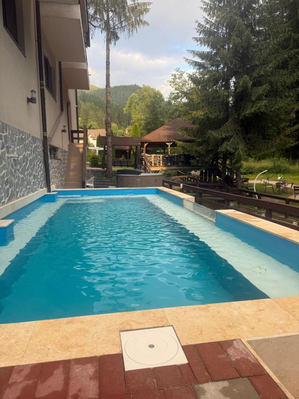 Pensiunea Floarea Munților Bed and Breakfast in Brașov County