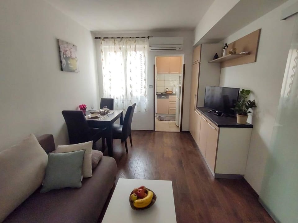 TV and multimedia, Living room, Dining area, internet, air conditioner