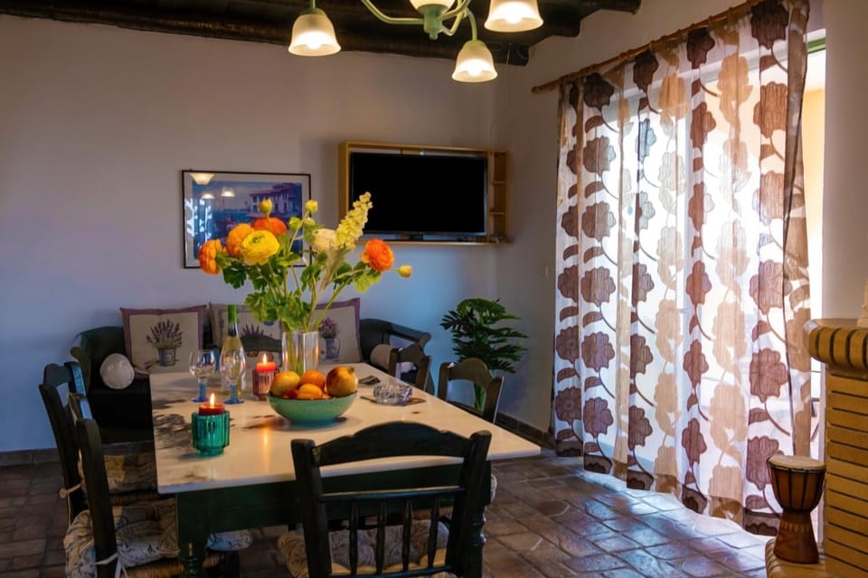 Communal lounge/ TV room, TV and multimedia, Dining area