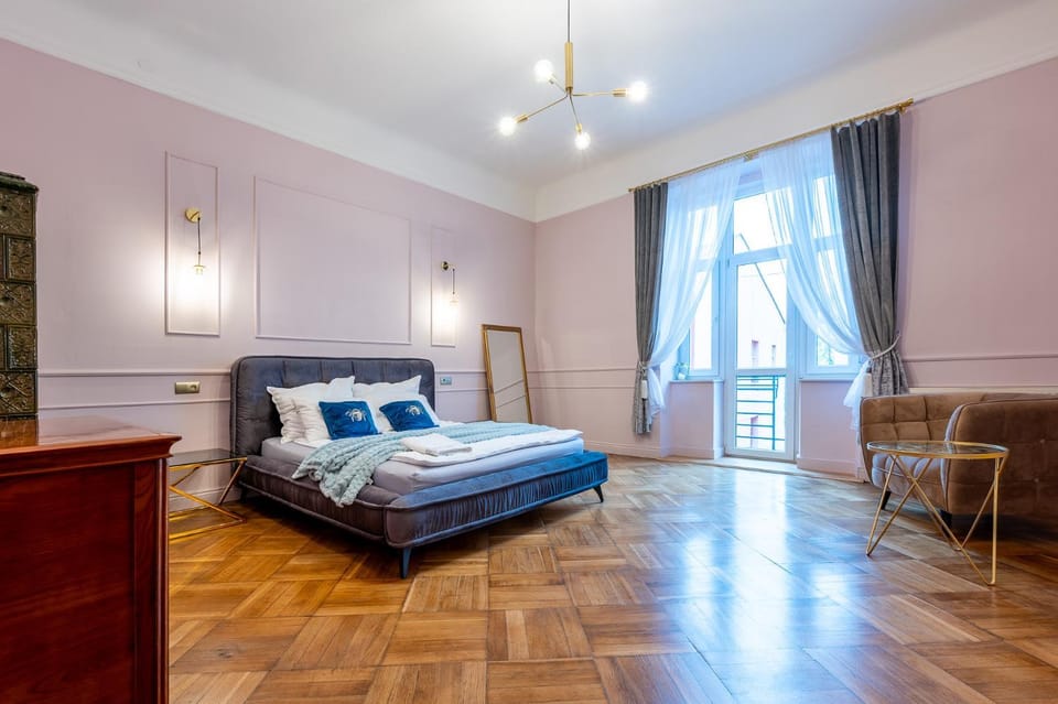 Bed, Photo of the whole room, Seating area, Bedroom