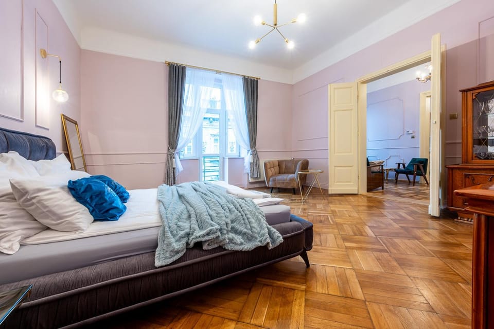 Bed, Seating area, Bedroom